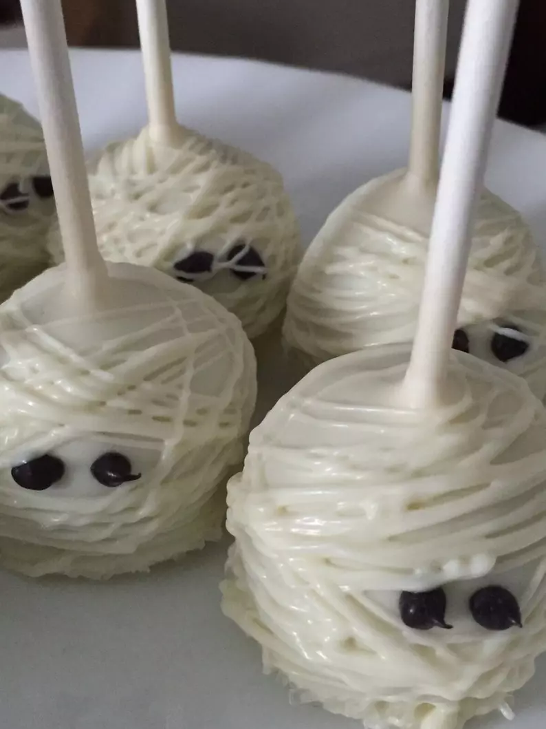 Mummy Cake Pops Halloween party favors for kids 